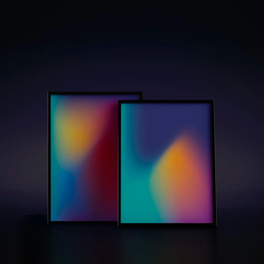 Plakat z abstrakcyjną grafiką przedstawiającą rozmyty gradient w pastelowych odcieniach błękitu, różu i żółci.