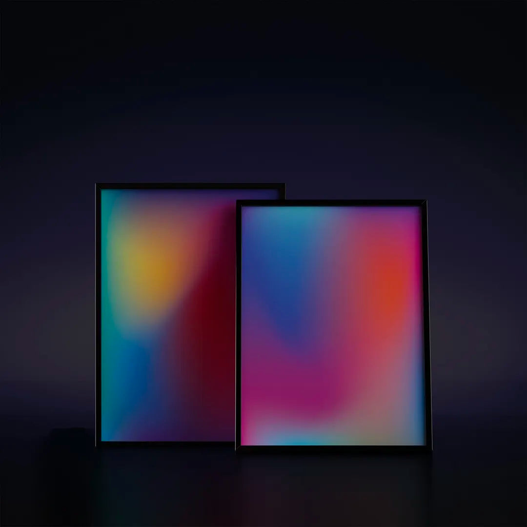 Plakat z abstrakcyjną grafiką przedstawiającą dynamiczny, rozmyty gradient w neonowych odcieniach różu i błękitu.