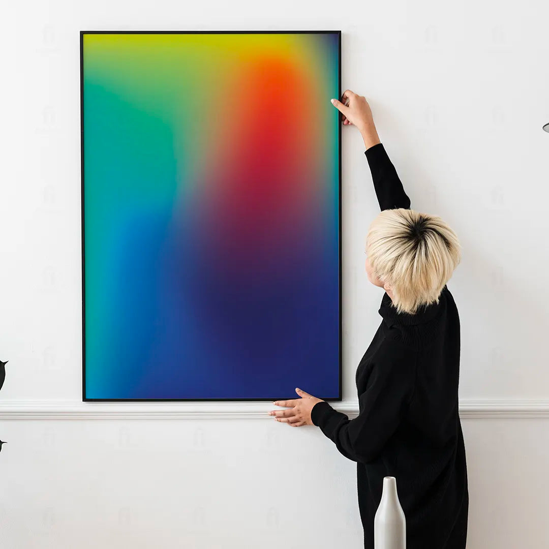 Kolorowy plakat abstrakcyjny "Golden Illusion" wiszący w minimalistycznym salonie jako mocny akcent.