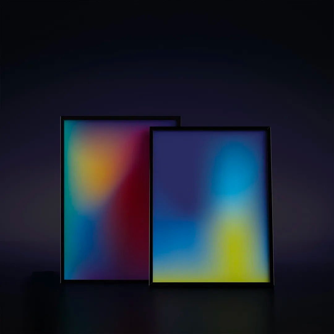 Plakat z abstrakcyjną grafiką przedstawiającą świetlisty, rozmyty gradient w pastelowych odcieniach