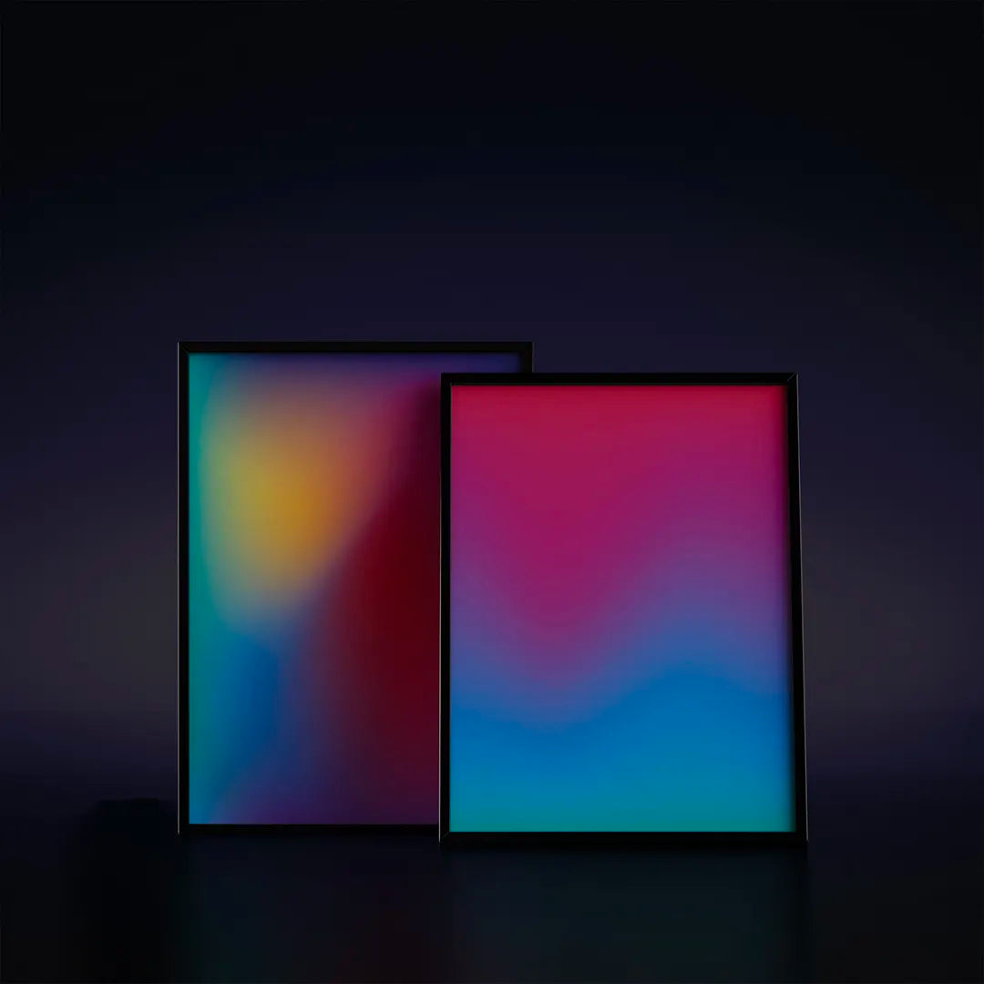 Plakat z abstrakcyjną grafiką przedstawiającą intensywny, rozmyty gradient w odcieniach czerwieni, różu i pomarańczu.