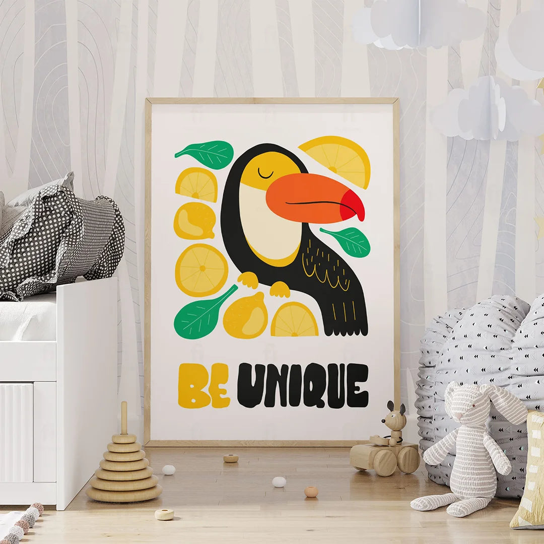 Plakat "Bądź Unikalny" w drewnianej ramie w pokoju