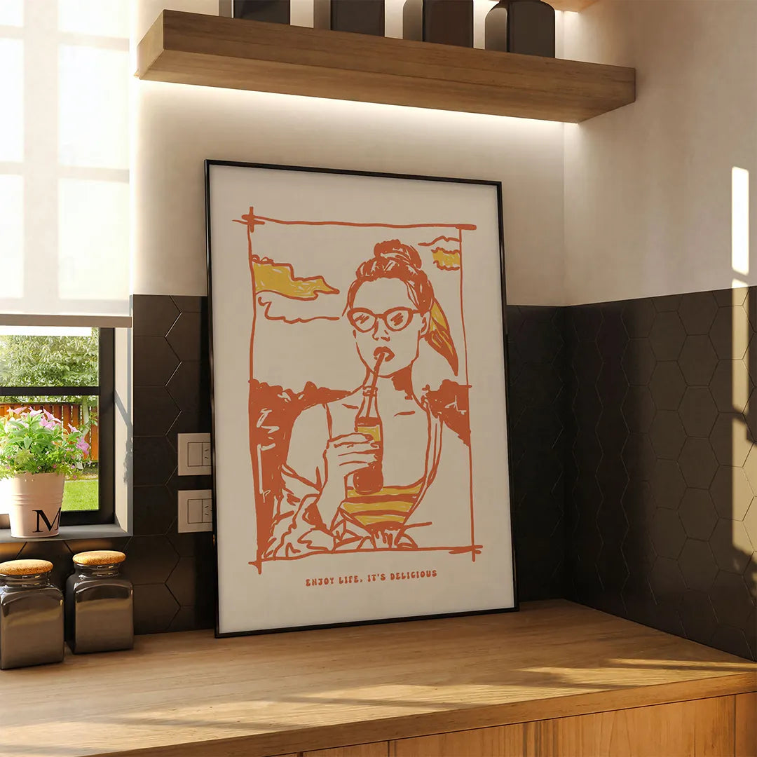 Plakat z cytatem "Enjoy Life" wiszący w kuchni w stylu retro.
